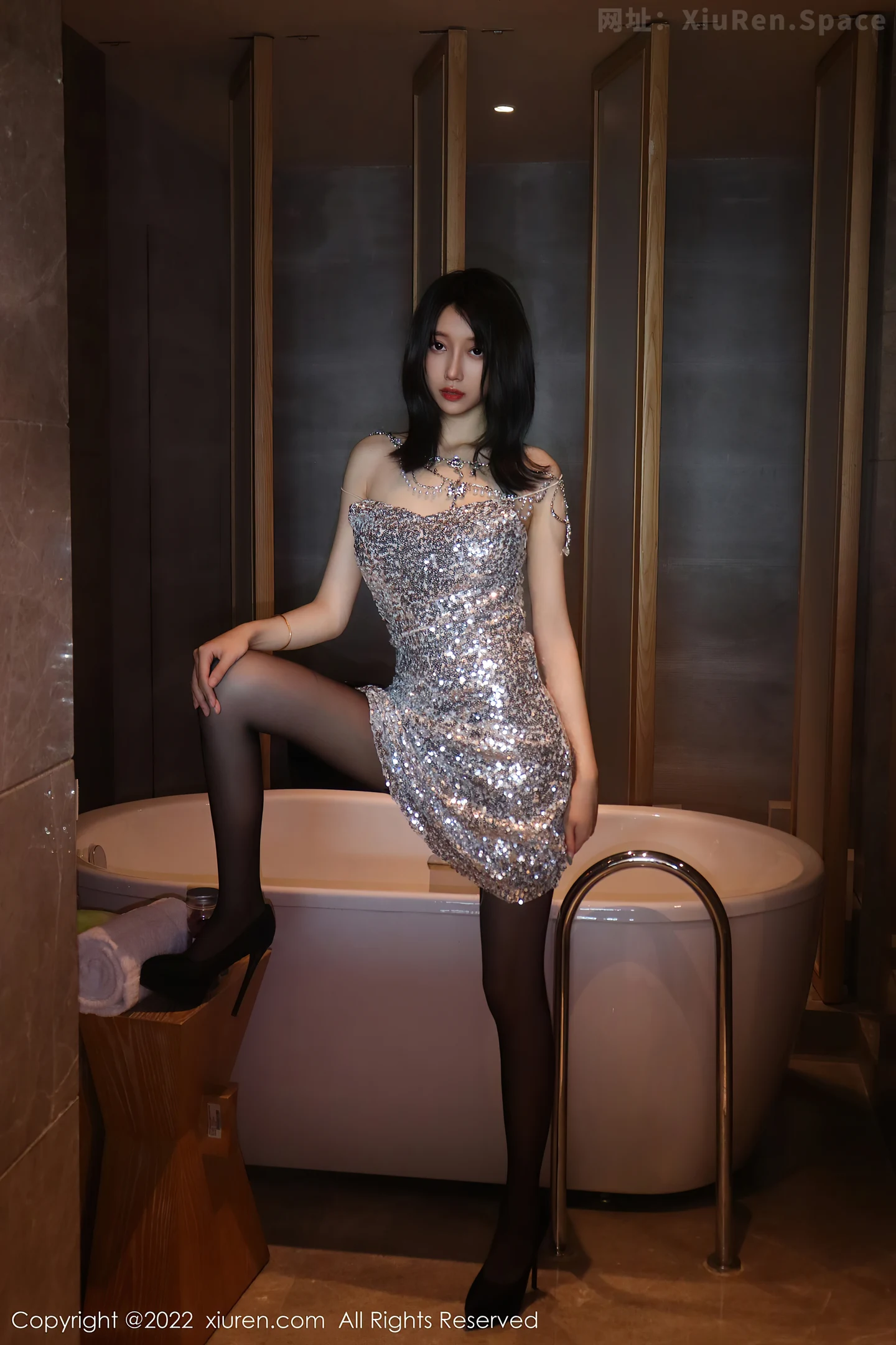 图片[6]-[XiuRen秀人网] VOL.5670 模特玥儿玥er银色闪亮吊带裙+西域风情服饰秀完美身材性感写真51P-秀人网官方网站